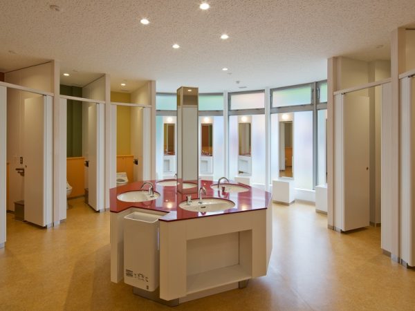 スタンプラリー完走者の大きな支持を得た、サーモンパーク千歳のトイレ（北海道開発局提供）