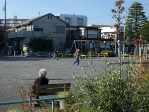 古市場の公園は子どもや高齢者が集まる