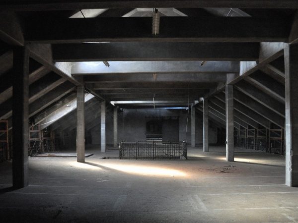 歪んだままの鉄の扉。このままで補修せず使われてきたことにもびっくりする（写真提供/アーキウォーク広島）