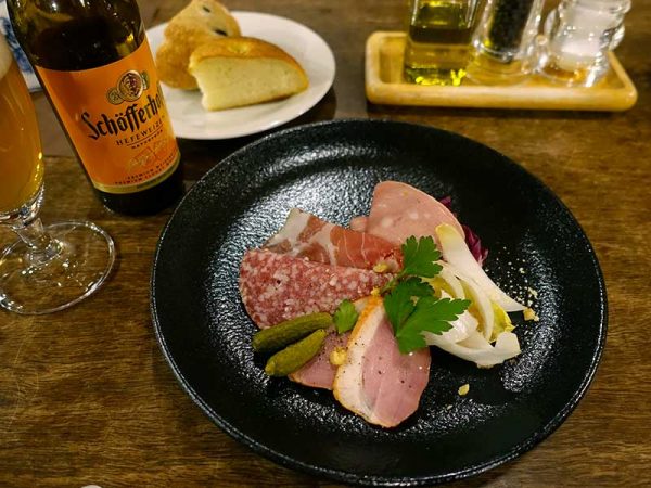 受付のほか、レストランが併設されているセンターハウス。バーベキューの道具をレンタルしたり、コーヒー豆や薪などを購入したりできる。手ぶらで訪れても必要な物は大抵ここで手に入る