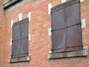 歪んだままの鉄の扉。このままで補修せず使われてきたことにもびっくりする（写真提供/アーキウォーク広島）