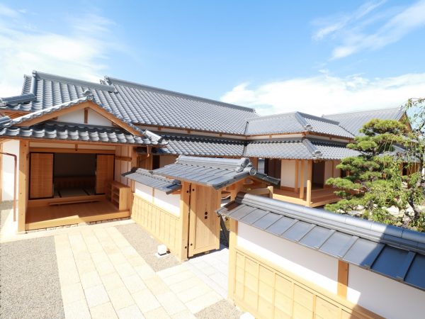 県庁の正面入口となる「長屋門」