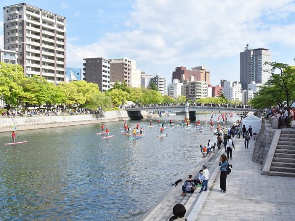 建物の背面の壁が緩くカーブしているのがお分かりいただけるだろうか、川の流れに沿ったものである