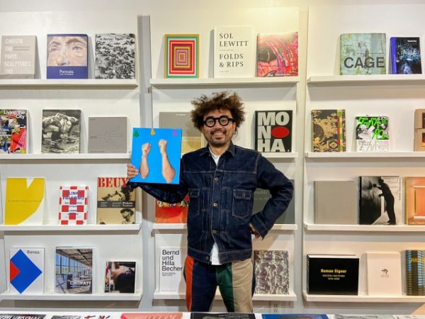 届いたばかりの本を陳列した書架の前で、濱門慶太郎さん