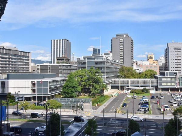写真奥にある細長い建物が広島平和記念資料館、手前の洋館は、現在広島記念公園レストハウスとして使われている旧大正屋呉服店。被爆時の姿を留めた地下室が残っている