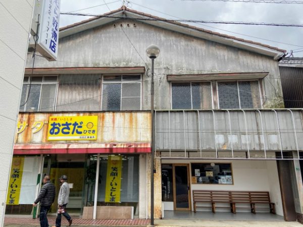 建物全景。切妻屋根の建物の内部は左右で区分されていて持ち主も違う。いとしまちカンパニーが借りたのは右側の1･2階部分