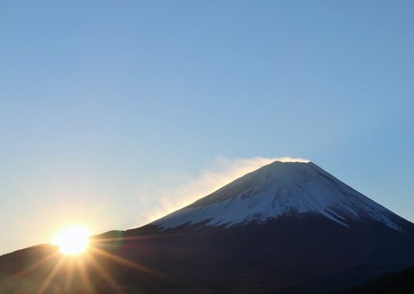 年神様は、高い山から初日の出とともに訪れるとされている（写真は富士山のご来光）