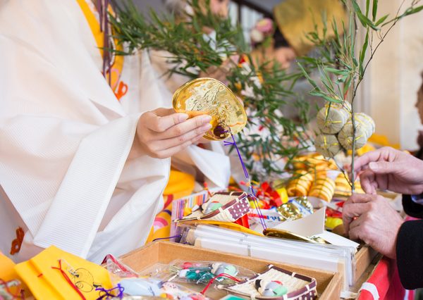 今宮戎神社で笹に縁起物をつける福娘