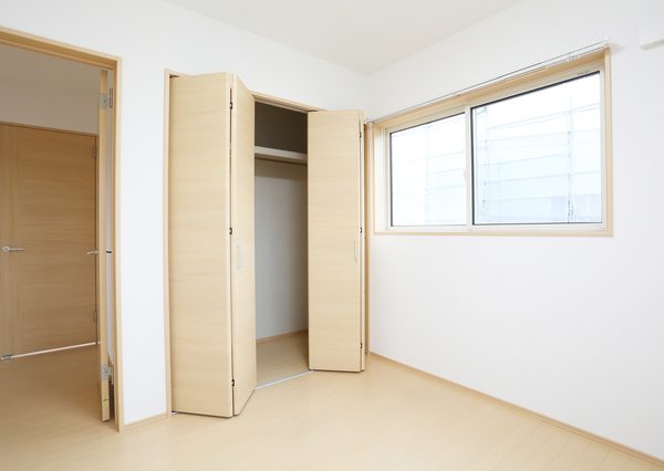 収納スペースはどれくらいの物が入りそうか、クローゼットなどは扉が開いた状態で確認し、必要に応じて寸法なども測ってもらうといいだろう