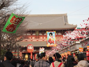 お正月準備が終わったら、新年の無事と平安を祈願しに初詣へ。神社とお寺の参拝方法の違いも