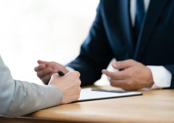 告げる場合は、亡くなった方やその遺族に十分配慮し、不当に侵害することがないよう留意する必要がある