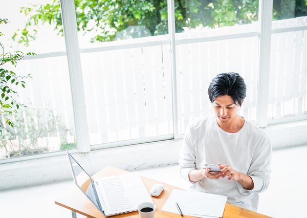 オンライン内見のメリットは、やはり現地までの移動時間が削減できる点だ。遠方の場合でも、オンライン内見を活用すればじっくりと検討する時間がつくれるかもしれない