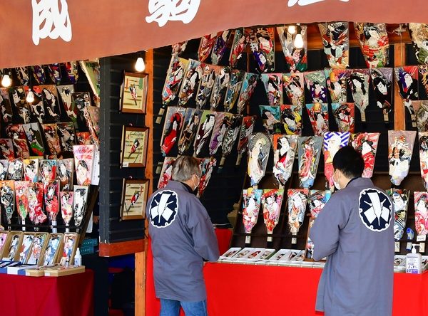 浅草寺「浅草羽子板市」。 2021年は、12月17日から12月19日までの3日間行われた