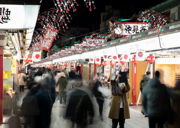 浅草寺　仲見世通りの人出