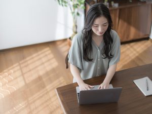 スマホやPCを使って好きな場所から物件が見学できるオンライン内見が浸透してきている