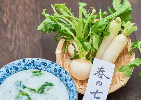 「唐土の鳥」を追い払うため、七草を刻みながら歌ったとされる「七草囃子」や「七草たたき」