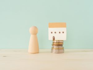 住宅ローン選びで重要なポイントである金利。諸費用についても含めて検討したい