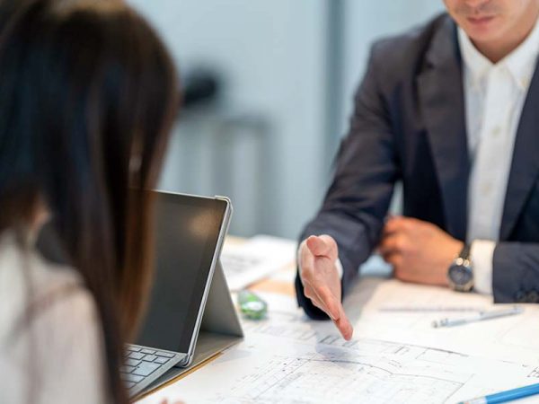 不動産会社の担当者に「自分のセクシュアリティを開示することにストレスを感じる」と答えたのは、回答者のうち64%にのぼる