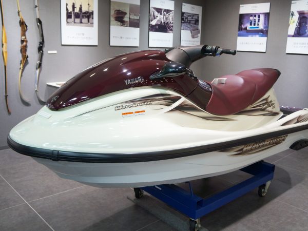 1961年、ヤマハは世界初のFRPスキー板を販売開始。折れないスキー板を目指した