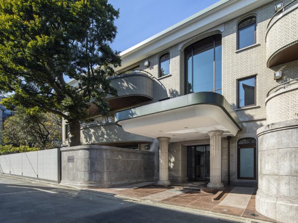 築35年を超える高級賃貸住宅が、一棟まるごとリノベーションによって、ヴィンテージの価値と最新の性能を持つ超高級マンションへ再生。新しい建物には無い、時代を経た建物ならではの趣がある（プラウド上原フォレスト）