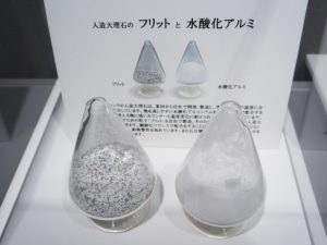 アクリル系人造大理石の主原料は、アクリル樹脂、水酸化アルミニウム、樹脂粉砕物、硬化剤である