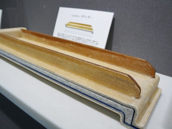 アクリル系人造大理石の主原料は、アクリル樹脂、水酸化アルミニウム、樹脂粉砕物、硬化剤である