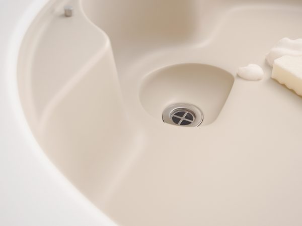 モダンなインテリアに似合うブルー系の人造大理石シンク。キッチンはインテリアの時代。シンクにも美観が求められる