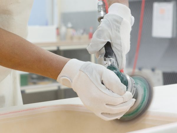 モダンなインテリアに似合うブルー系の人造大理石シンク。キッチンはインテリアの時代。シンクにも美観が求められる