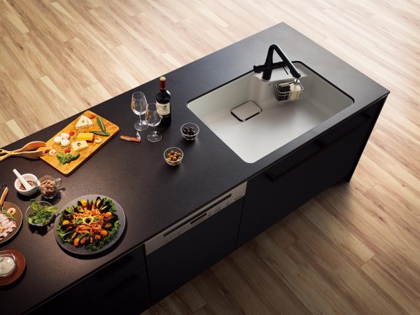 基材の人造大理石に塗装を施して、焼き物の風合いを感じさせるキッチンカウンター「テノール」は、2020年のグッドデザイン賞を受賞