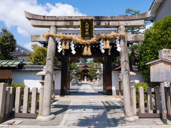 出雲地方にある縁結びで有名な八重垣神社。祭神は素戔嗚＝牛頭天王、櫛稲田姫＝頗梨采女の夫婦神で、妻は歳徳神であると安倍晴明の残した書物に記されている