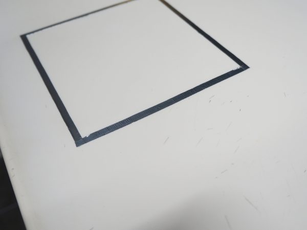 35年前のヤマハ製人造大理石キッチンカウンター。さすがに傷だらけだが、銀色のテープで囲んだ部分はキレイに磨かれていて新品同様によみがえっている。使うほどに愛着が湧き、カウンターを再利用してリフォームをする人もいる