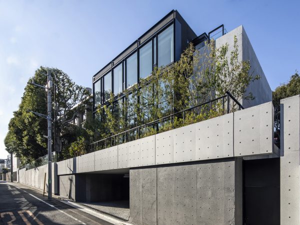 増築部外観。ガラス張りのモダンなデザインにすることで、既存棟との対比的な調和を生み出している