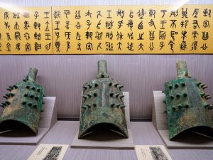 古代中国殷時代に使われていた甲骨文字。漢字のもとになったもので、獣骨や甲羅などに彫って記録した