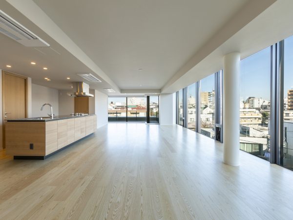 増築部外観。ガラス張りのモダンなデザインにすることで、既存棟との対比的な調和を生み出している