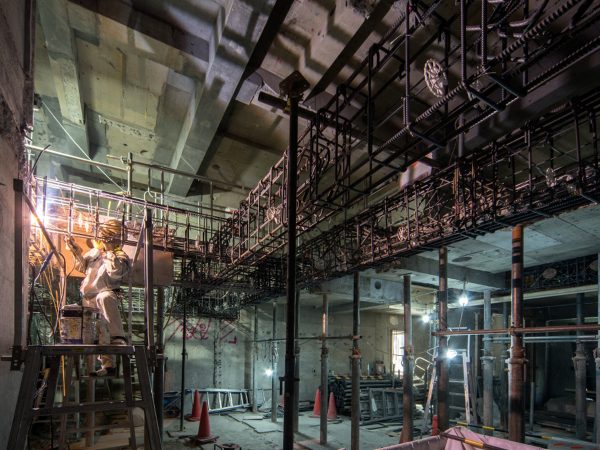 増築部外観。ガラス張りのモダンなデザインにすることで、既存棟との対比的な調和を生み出している