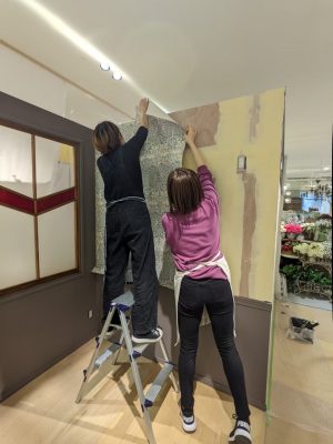 レジカウンターのタイル貼りDIYの様子。写真提供：Decor Interior Tokyo