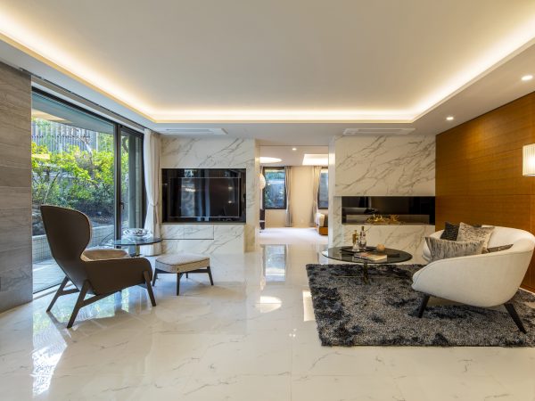 既存リノベ部の室内の様子。歴史ある高級ホテルのような、アンティークな調度品が似合いそうな空間だ