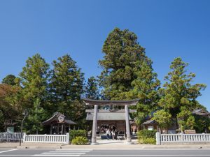 出雲地方にある縁結びで有名な八重垣神社。祭神は素戔嗚＝牛頭天王、櫛稲田姫＝頗梨采女の夫婦神で、妻は歳徳神であると安倍晴明の残した書物に記されている