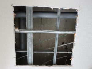 神奈川県にある築50年のヴィンテージマンションの天井裏を覗いたところ。上階の配管が見える。築年数が古いマンションでは上階の配管が下階の天井裏を通っていることがある