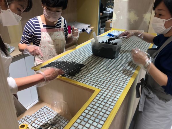 レジカウンターのタイル貼りDIYの様子。写真提供：Decor Interior Tokyo
