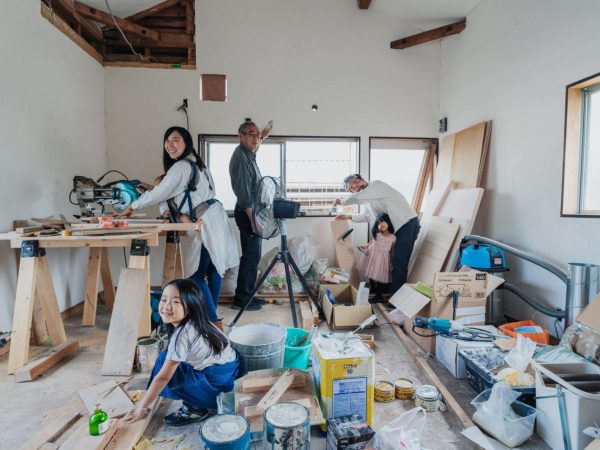 「暮らす実験室SHIKA」のオープンに向け、家族そろって絶賛DIY進行中