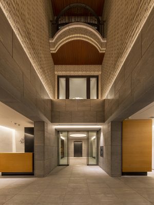 新たなエントランスホール。風除室上部にあった外部空間にサッシを設け2層吹き抜けになっている。歴史を感じさせる空間だ