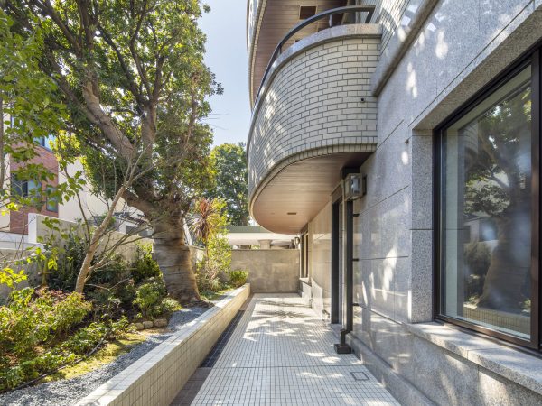 外壁の御影石、立ち上がり、テラスの軒天の天然木も補修して再利用している