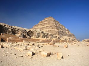 紀元前27世紀に作られたエジプト第3王朝のファラオ・ジェセルの階段型ピラミッド