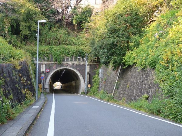 根岸共同墓地。ここも斜面に墓地が広がり、一種異様な雰囲気があった。2013年撮影