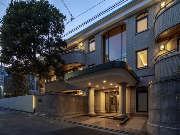 外壁の御影石、立ち上がり、テラスの軒天の天然木も補修して再利用している