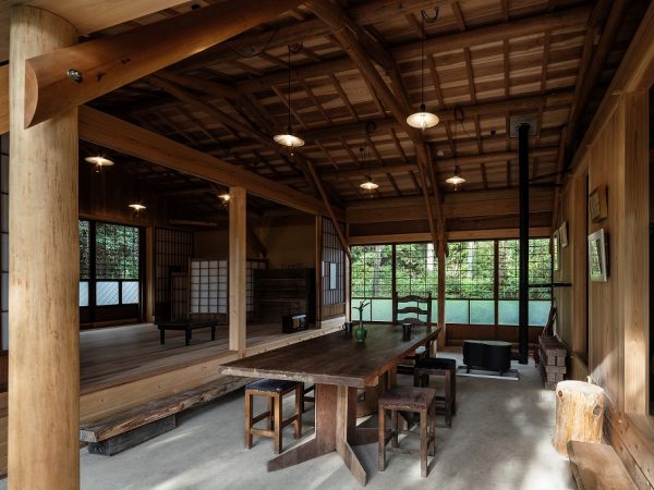 大地さんは設計士の六浦さんとともに、全国津々浦々、レーモンドスタイルの建物を訪ねて学んだそうだ