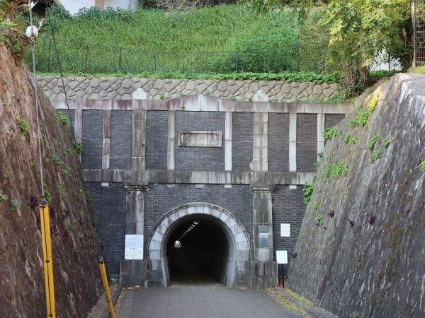 根岸共同墓地。ここも斜面に墓地が広がり、一種異様な雰囲気があった。2013年撮影