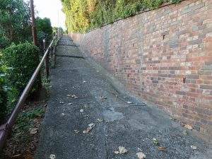 庚台の名もなき坂。歩行者専用になっており、のんびり風景を楽しみながら歩くのも気持ちよい