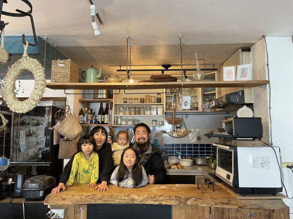 オーナーの市原さんご家族。左から次女の陽ちゃん、妻の史帆さん、三女の宙（そら）ちゃん、長女の幸ちゃん、夫の正さん。このリビングダイニングでは家族の普段の食事のほか、食に関するイベントなどで使用することも（写真：介川亜紀）